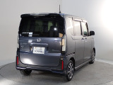 プライバシーガラスが装備されています。外を見るときには気にならずに、後方車両からは車内が見えにくい設計です、周りを気にせず、快適に運転できますよ。