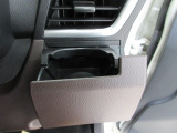 運転席側の手の届きやすい位置にドリンクホルダーが付いています。