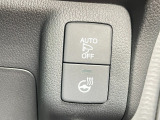 運転席右側にオートリトラミラーのスイッチとステアリングヒーターのスイッチがついています。