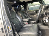 ●前席:ゆったりとしたドライバースペースで、長時間の運転でも快適にお過ごしいただけます。