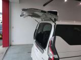 後ろの車や、壁からの距離が近いときにとくに活躍するハーフバックドアが付いております。