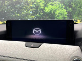 【12.3インチマツダコネクト】車内の雰囲気にマッチした大型ディスプレイ。スマホ接続でのナビ使用やBluetooth再生等、様々な機能が楽しめます。直感的なダイヤル操作が可能で、使い勝手も良好です。