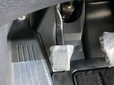 パーキングブレーキはフット式なので運転席と助手席の間はすっきり、移動も楽々です。さっと手が届く位置にATセレクトレバーやエアコンスイッチなどがあり操作性に優れています
