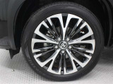 18インチアルミホイール(切削光輝/センターオーナメント付)を装着しています。タイヤサイズ215/50R18