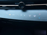 木目調のフィニッシャーに浮かび上がるハプティクススイッチでエアコンなどを操作できます。