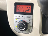 【オートエアコン】一度お好みの温度に設定すれば、車内の温度を検知し風量や温度を自動で調整。暑い&hellip;寒い&hellip;と何度もスイッチ操作をする必要はありません。快適な車内空間には必須の機能ですね♪