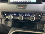 オートエアコンは左右席で独立温度コントロールが可能です。シートヒーター付きで、冷えた車内でもスイッチを押せば数秒で座面と背もたれがあたたかくなります。