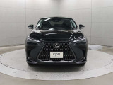 エクステリアは、一目でLEXUSとわかるスピンドルグリルを起点に、人が乗るキャビンの前後を大胆に絞り込んだ菱形のボディと力強く張り出したホイールフレアを融合させ、タイヤの存在を強調しています。