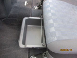 助手席シートアンダーボックス(スライド式)!運転用の替え靴や、車内に常備したいこども用品、着替えた服などを収納できます。
