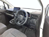 運転席周りのレイアウトをご覧ください。ナビゲーションが綺麗に装着されスッキリ収まってますね!操作スイッチも手が届きやすくわかりやすいです!