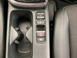運転席からも助手席からも自由に使えるドリンクホルダー付。停車中にブレーキペダルを踏み続けなくてもブレーキ保持ができるオートマチックブレーキホールド機能もついております。