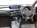 運転席周りのレイアウトをご覧ください。ナビゲーションが綺麗に装着されすっきり収まってますね!