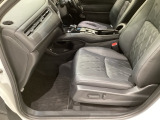 電動で前後のスライドやシートハイト、背もたれのリクライニングなどの調節ができるパワーシートが装備されています。微調整もききますのでお好みのシート位置に合わせることができます。