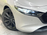 【LEDヘッドライト】悪天候や夜間走行時も良好な視界を確保し安心して運転できる高輝度LEDヘッドライトを装備!点灯速度が早く、消費電力も抑えられています。