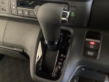 CVT車のセレクトレバーです。低速から高速まで、変速ショックのないスムーズな走りを実現するとともに、エンジン効率のよい領域を維持することで燃費にも貢献します。