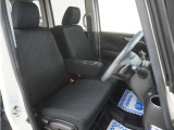 運転席のスペースはゆったりしていて、視界も広く確保されているので普段の運転からロングドライブまで快適です。