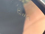 【ブラインドスポットモニター】走行中、ドアミラーの死角になりやすい箇所に後続車が接近するとサイドミラーのレンズに警告を表示!ドライバーに注意喚起をしてくれます。