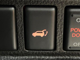 【パワーバックドア】スマートキーや運転席のボタンを押すだけでリアゲートが自動で開閉します!荷物を持っている時や、高い位置にあるバックドアを閉める際に便利な機能です♪
