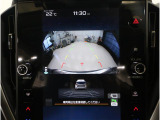 後方映像を11.6インチディスプレイに表示し、ステアリング連動ガイドラインが駐車をサポート。さらに後退時はリヤ4センサーが障害物を検知し、必要に応じてブレーキが作動します。