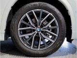 BMWの純正アロイホイールは軽量かつ強度にも優れているホイールで走行性能を引き上げる設計になっております。足元にもBMWは妥協がなくこだわっている個所になります。