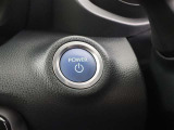 【スマートキー】を車の中に持ち込んでブレーキを踏みボタンを押すとだけでエンジンスタート!キーを取り出し刺したり・回したりが無くとても便利です☆