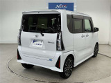 機動力を高める小回り性能。 細い路地に入る時やUターン時、車庫入れや縦列駐車時の取り回しがスムーズに行えます。