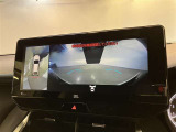 パノラミックビューモニター付きです。車両を上から見たような映像をディスプレイオーディオ画面に表示。運転席からの目視だけでは見にくい、車両周辺の状況をリアルタイムでしっかり確認できます。