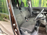 運転席まわりには十分なスペースがあり、大柄な方でもゆったり運転していただける環境です。