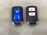 スマートキーを装備しています。鍵を差し込むことなくドアロックの開け閉めと、スタートボタン操作でのエンジンスタートができます。スペアキーも同じものを用意しております。