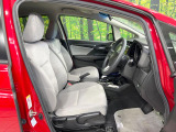 運転席まわりには十分なスペースがあり、大柄な方でもゆったり運転していただける環境です。