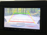 【バックカメラ】駐車時に後方がリアルタイム映像で確認できます。大型商業施設や立体駐車場での駐車時や、夜間のバック時に大活躍!運転スキルに関わらず、今や必須となった装備のひとつです!