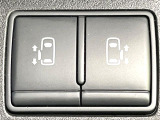 【両側パワースライドドア】スマートキーや運転席のスイッチで後席両側スライドドアの開閉が可能♪電動だから力を入れてドアを開ける必要が無く、小さなお子様でも簡単に開け閉めでき快適です♪