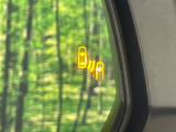 【ブラインドスポットモニター】走行中、ドアミラーの死角になりやすい箇所に後続車が接近するとサイドミラーのレンズに警告を表示!ドライバーに注意喚起をしてくれます。