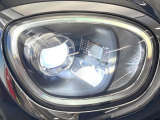 ●LEDヘッドライト:夜間走行時も良好な視界を確保し安心して運転できる高輝度LEDヘッドライトを装備!点灯速度が早く、消費電力も抑えられています。