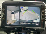 アラウンドビューモニターは4方のカメラで真上から車を見たようにモニターで確認ができます。周辺の安全確認、小さなお子様や障害物も目視で確認できるので駐車のしやすさだけでなく、事故防止にも役立ちます。