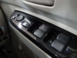 パワーウインドウスイッチ★電動格納機能付きで運転席からドアミラーの角度が調整可能です。電動格納機能付きです♪