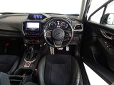 革巻きステアリングで快適な操作性の運転席です。