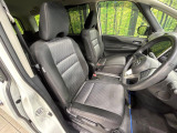 運転席まわりには十分なスペースがあり、大柄な方でもゆったり運転していただける環境です。