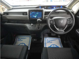 運転にかかわる様々な操作を安全に行えるように視点移動が少なく、操作性に配慮されたスイッチ類が凝縮されたコクピットです。