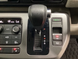 CVT車のセレクトレバーです。低速から高速まで、変速ショックのないスムーズな走りと、エンジン効率のよい領域を維持して燃費にも貢献します。サイドブレーキはスイッチ操作の電子制御パーキングブレーキです。