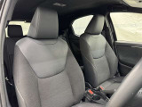 高いホールド性で運転姿勢が安定します。長距離ドライブでも疲れにくいのが魅力です。