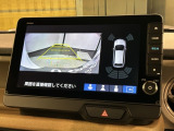 リバースギアに入れるだけで後方の表示へ切り替わります。夜間や雨の日の駐車も楽になりますよ。