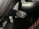 クルーズコントロール機能が付いています。 速度を設定するとアクセルを踏まなくても一定の速度で走ることができます。  高速道路ではとても便利な装置なんです。