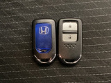 スマートキーを装備しています。鍵を差し込むことなくドアロックの開け閉めと、スタートボタン操作でのエンジンスタートができます。スペアキーも同じものを用意しております。