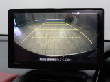 【バックカメラ】シフトを「R」の位置に入れると、自動的に画面がカメラ映像に切り替わり後方の視界をサポートする必須装備です!