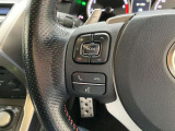 運転中、オーディオの操作をしてて、ハッとしたことはありませんか?ステアリングスイッチは、運転中でもハンドルでオーディオの操作が可能です。安全なドライブをサポートします。