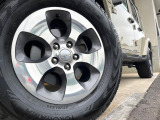 ●純正18インチアルミホイール:輸入車ならではの卓越した走りを支えるホイールと足回りです!日本車の走りに慣れている方にもぜひ体感して頂きたいほど、高いレベルでまとまっています!