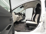 【くつろげる運転席】座面や足元も綺麗に清掃されており長時間のドライブでも快適に移動できます。ホールド感があり運転中の姿勢を優しく支えてくれます。