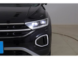 LEDマトリックスヘッドライト IQ.LIGHT:フロントカメラで対向車や先行車を検知し、マトリックスモジュールに搭載された32個のLEDを個別に制御することで最適な配光を行います。