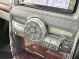 【左右独立型フルオートエアコン】運転席と助手席でそれぞれお好みの温度に設定可能。同乗者にも配慮した、快適な空調をお届け致します。